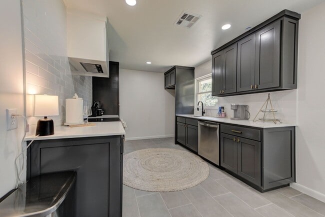 Building Photo - Fully Renovated 4 Bed, 2 Bath Just Minutes from Campus