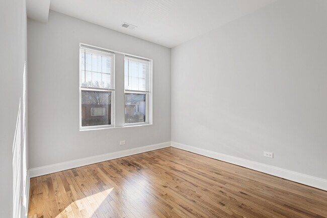 Building Photo - 7324 N Damen Ave