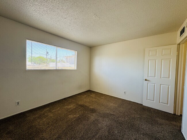 Building Photo - Conveniently Located Downstairs 2 bed, 1 b...