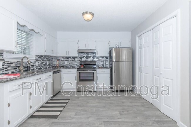 Building Photo - 17 Fernwood Dr