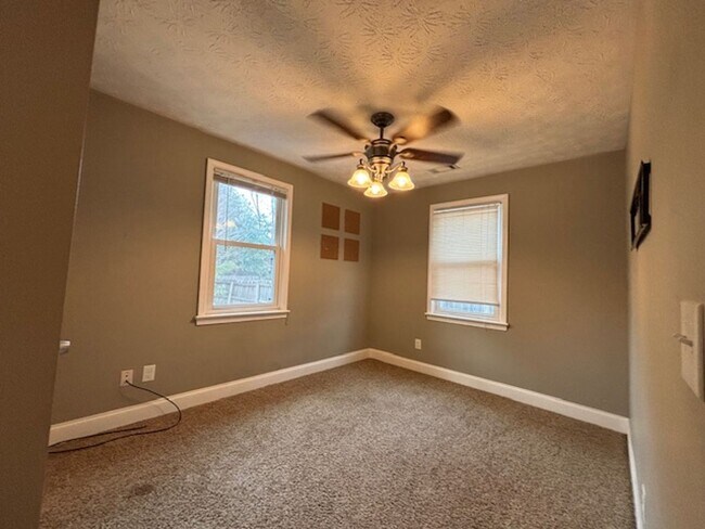 Building Photo - Charming 2-bedroom one bath cottage