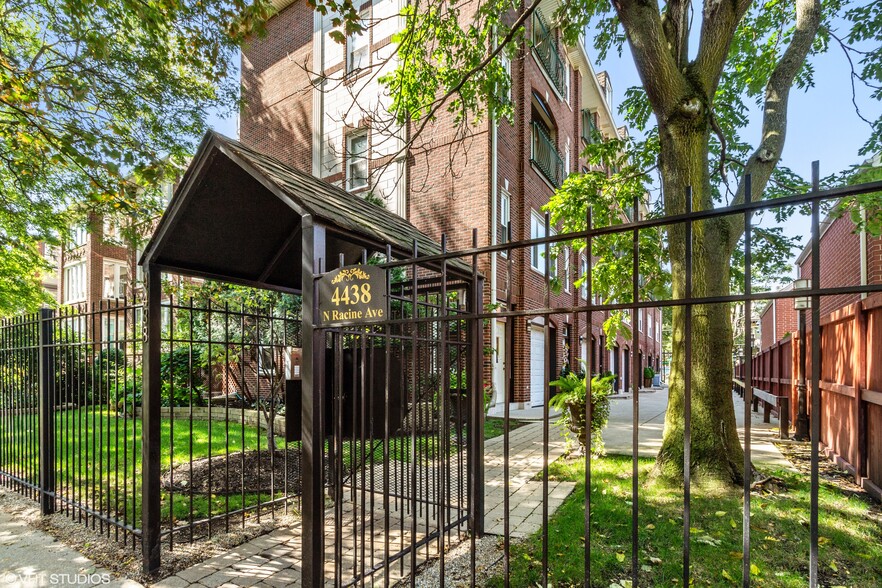 Building Photo - 4438 N Racine Ave