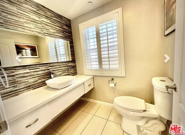 Building Photo - 909 S Gramercy Pl