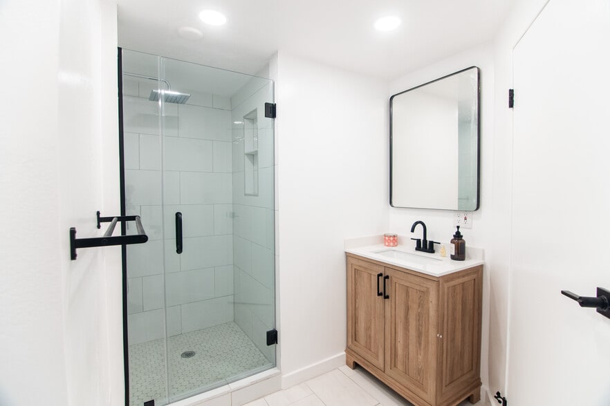 Bathroom 1 - 14700 Friar St