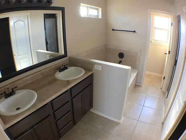 Building Photo - Northeast El Paso 3 Bed Refrig A/C