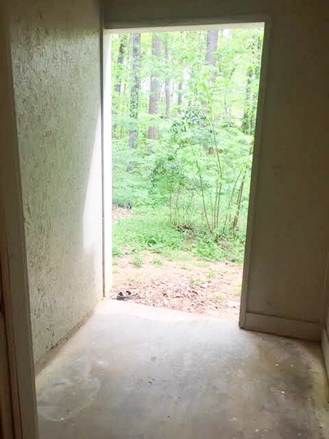 Building Photo - 1000 N Red St