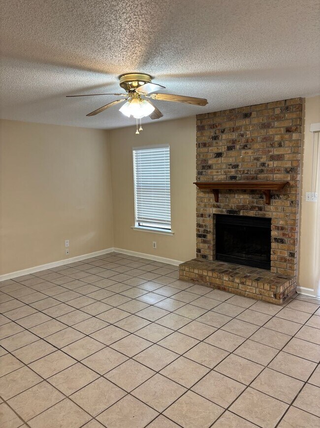 Building Photo - Convenient Northeast location!