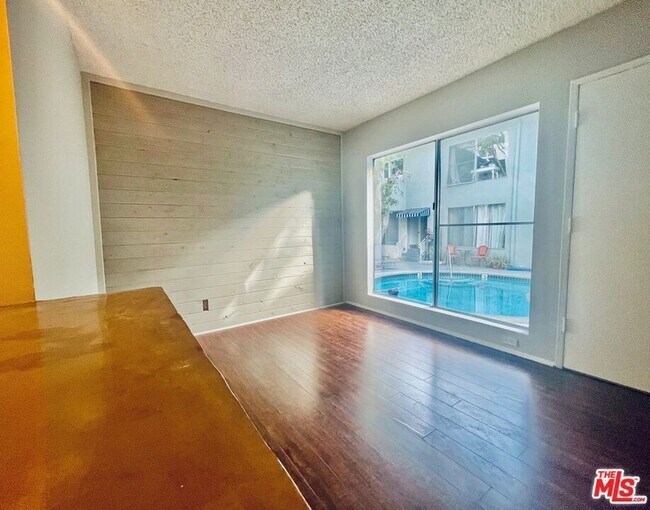 Building Photo - 941 N San Vicente Blvd