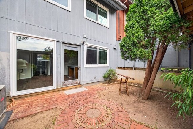 Building Photo - 94 Woodlake Dr