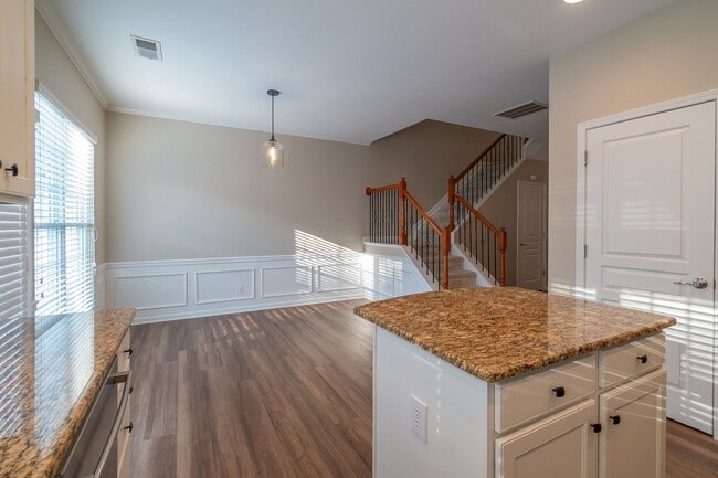 Building Photo - Gorgeous Townhome in the Heart of Fort Mil...