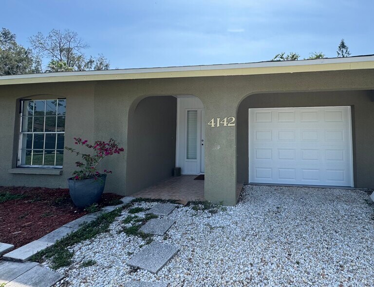 This lovely cottage is located in a well stablished sarasota neighborhod. - 4142 Iola Dr