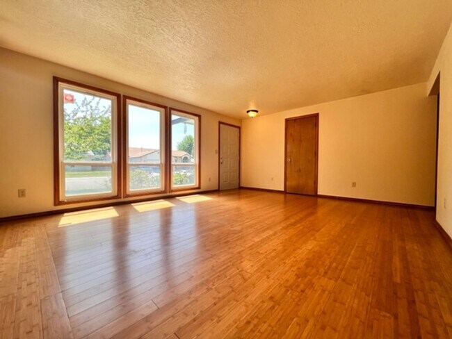 Building Photo - Beautiful Home in Boise!  *Special $300 OF...