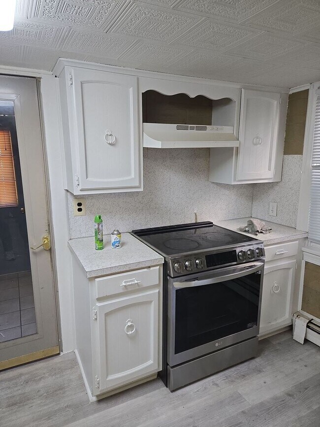 Building Photo - 4-5 Bedroom, 2 Bathroom 2-Story Detached H...