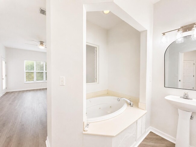 Building Photo - 9833 Perfect Dr