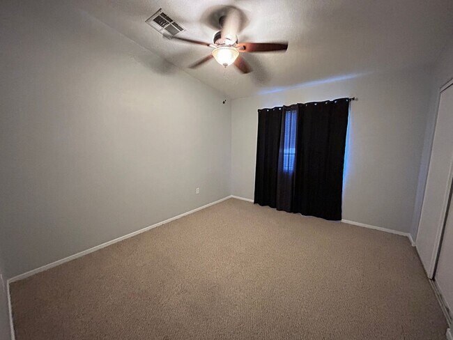 Building Photo - Gated Townhome 3-Bedrooms 2.5-Bathrooms!