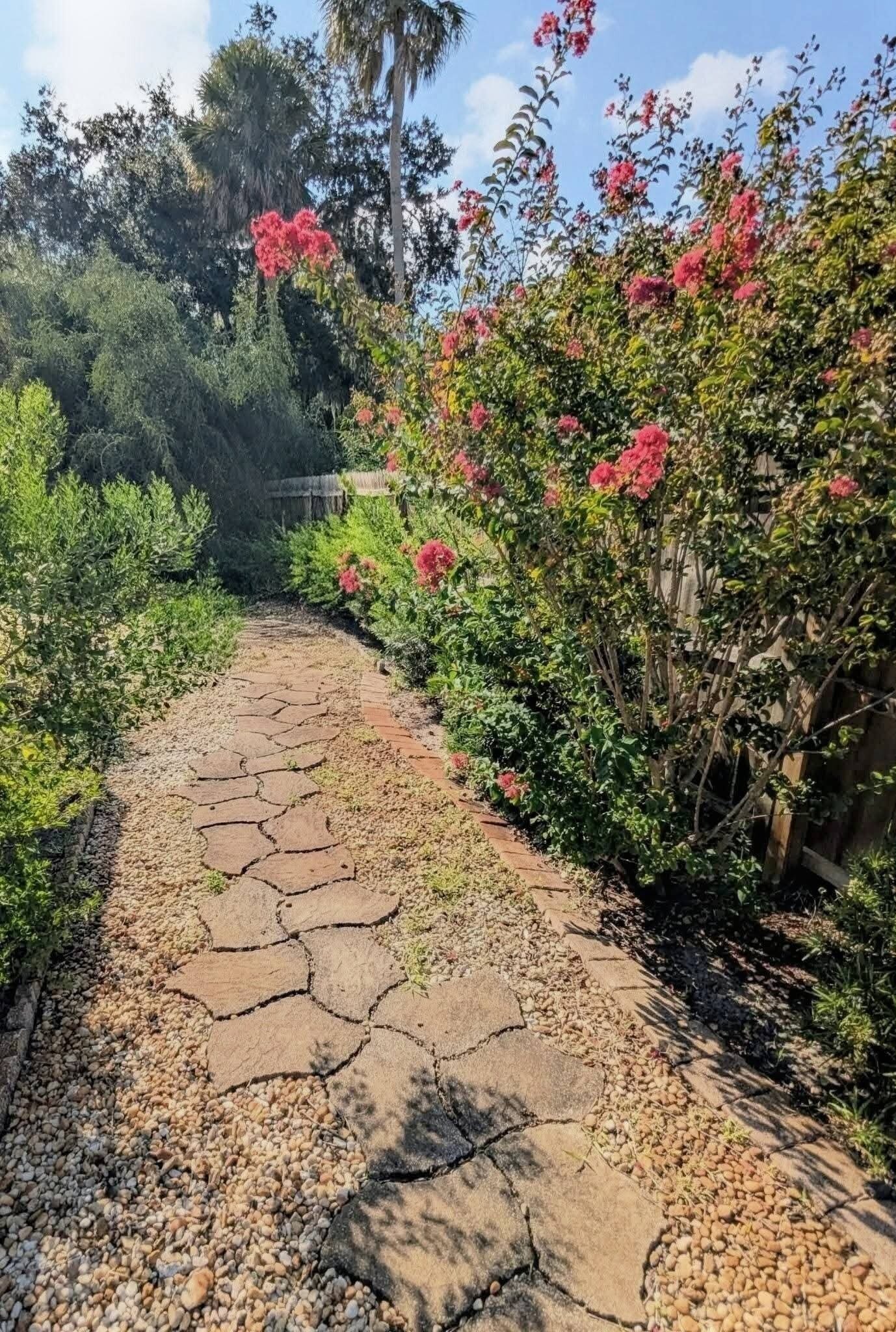 Building Photo - 945 Bramble Bush Cir W