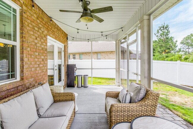Building Photo - Bright and beautiful home in Windward Cove...