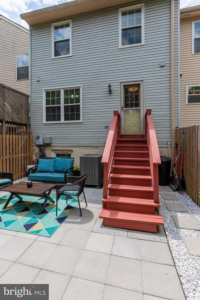 Building Photo - Stylish and Spacious Townhome with Open Floor Plan and Updated Kitchen