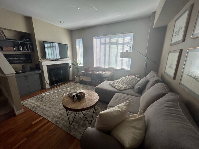 Building Photo - 2106 Yakima Ct S