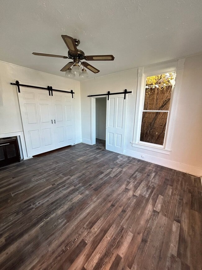 Building Photo - 854 S Main St