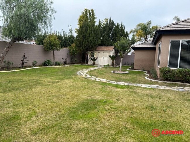 Building Photo - Stunning 4 bedroom + office in Seven Oaks!