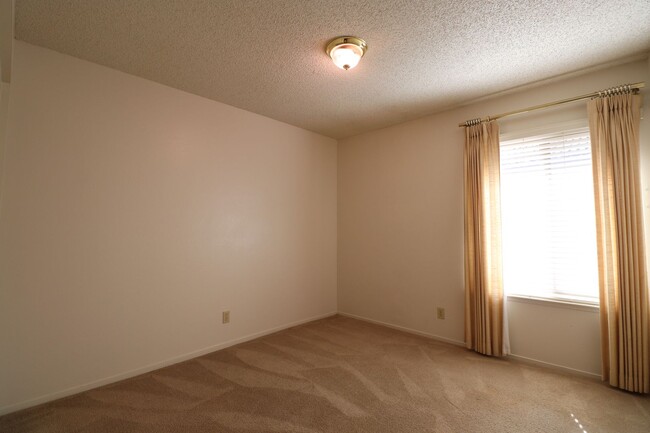 Building Photo - Preisker Gardens Three Bedroom