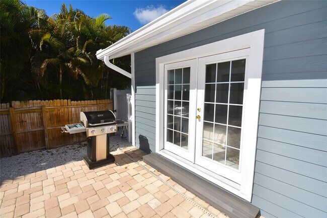 Building Photo - 2450 Hawthorne St