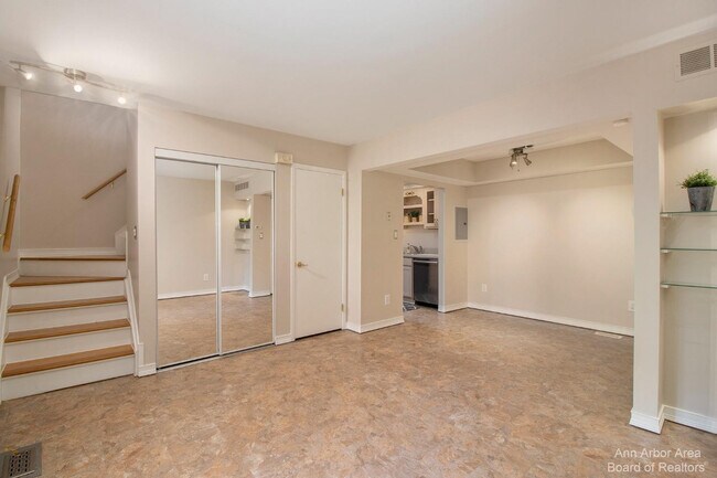 Building Photo - 555 Longshore Dr