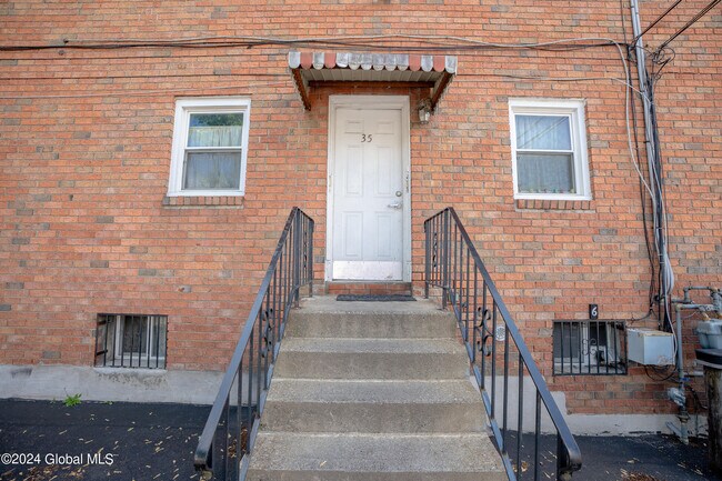 Building Photo - 35 McAlpin St