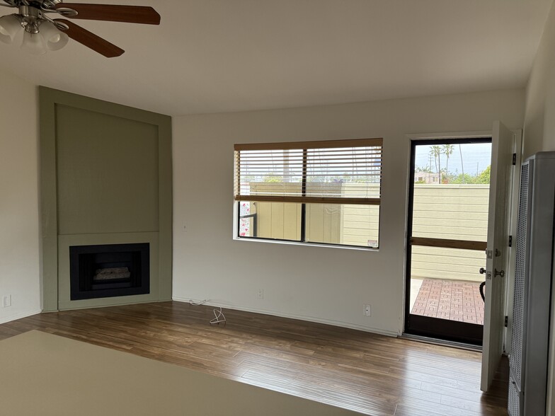 Living room and gas fireplace - 612 Victoria Ave