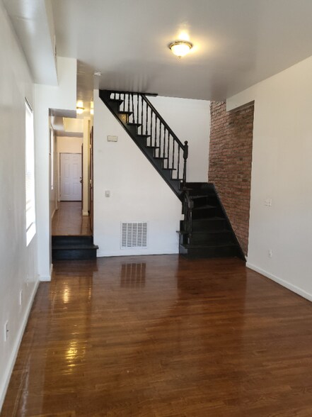 Building Photo - 1829 N Port St