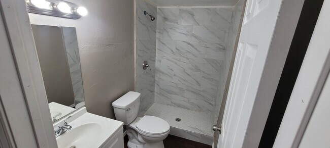 Building Photo - Cute 5 bedroom House