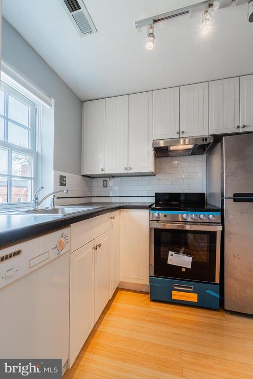 Building Photo - 1713 N Troy St