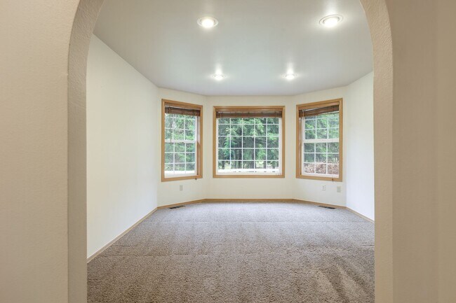 Building Photo - Move in ready! 3 bed, den, 2 bath rambler on 4.62 acres with pasture in Tumwater School District.