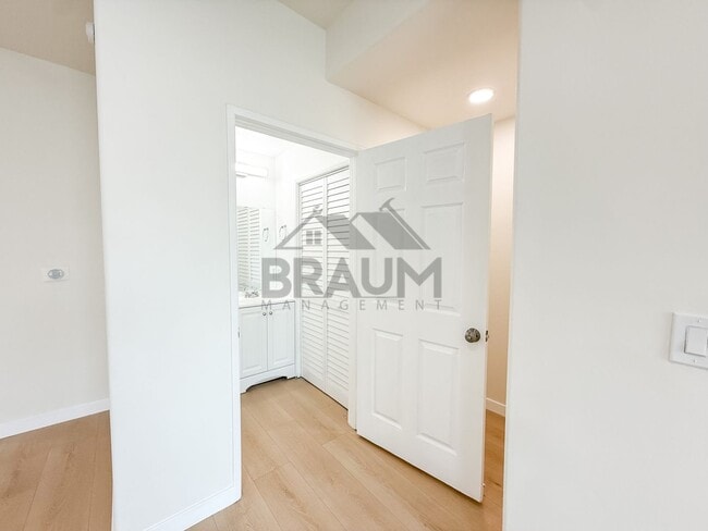 Building Photo - 11035 Moorpark St