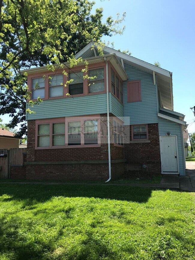 Building Photo - 1124 S Ash Ave