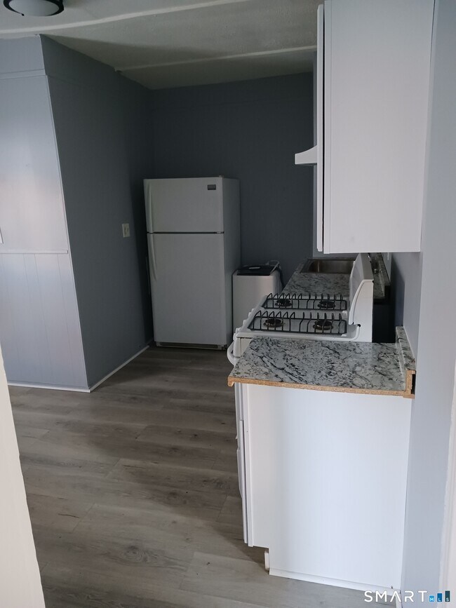 Building Photo - 28 Crescent St