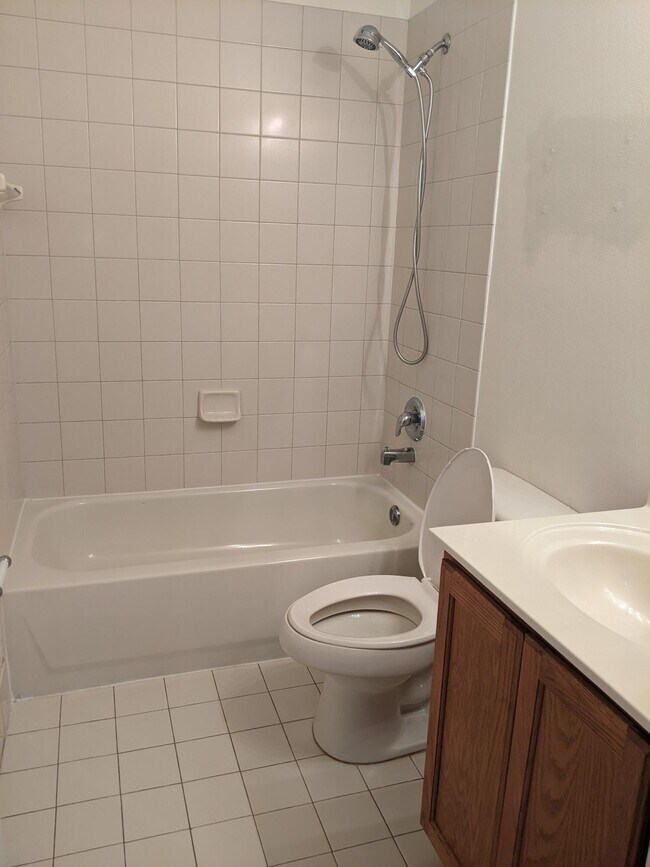 Building Photo - 2226 Oakmont Dr