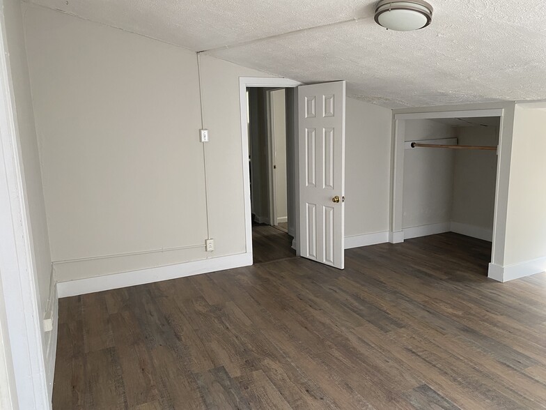 Small room (office or third bedroom) - 5220 Carthage Ave