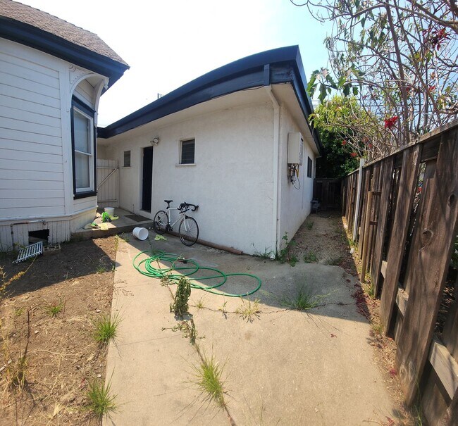 Building Photo - 556-556 Foothill Blvd