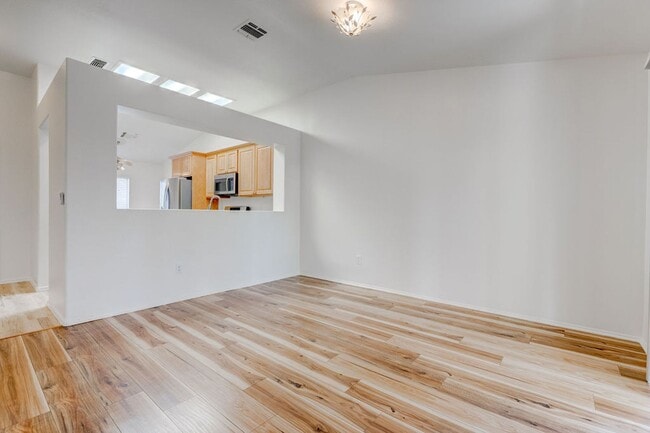 Building Photo - Beautiful 2 Bedroom Home Backing to Greenbelt