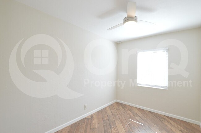 Building Photo - 1402 W Glenrosa Ave