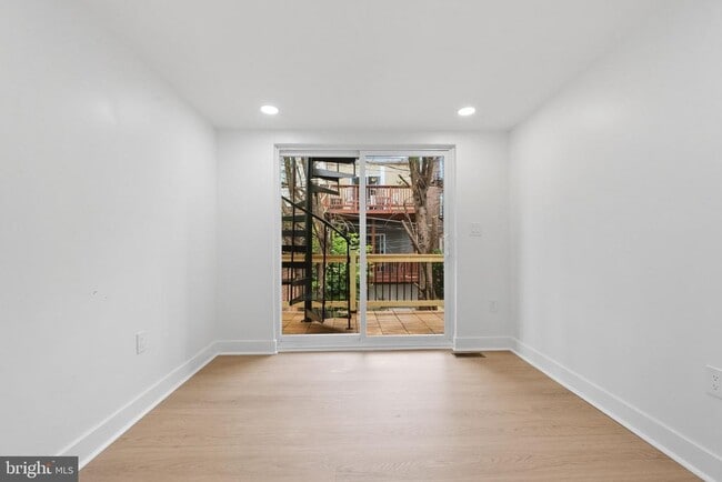 Building Photo - 203 S Madeira St