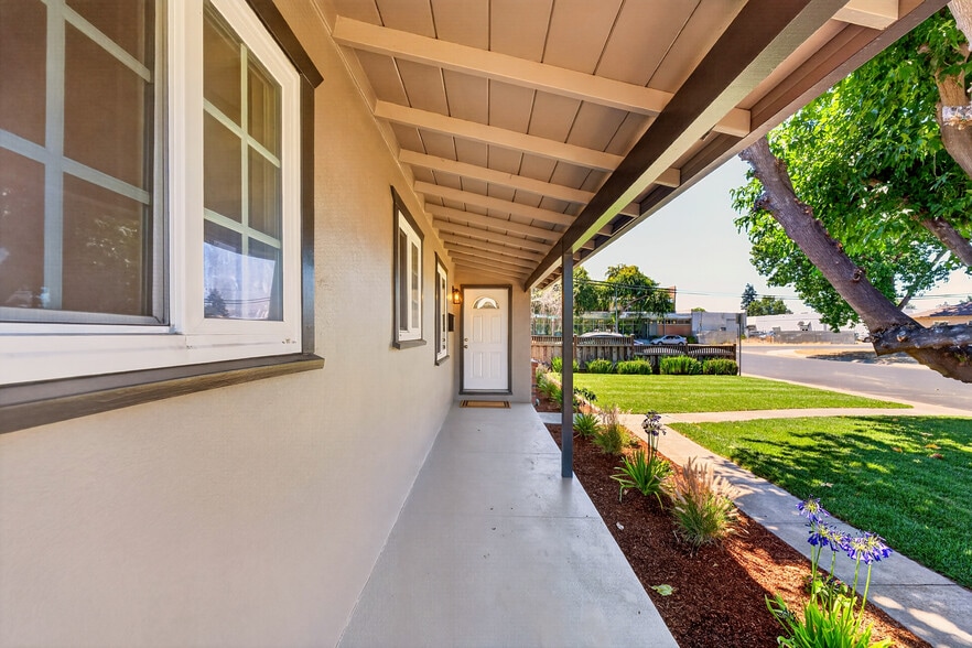 Building Photo - 2130 Roenoke Way
