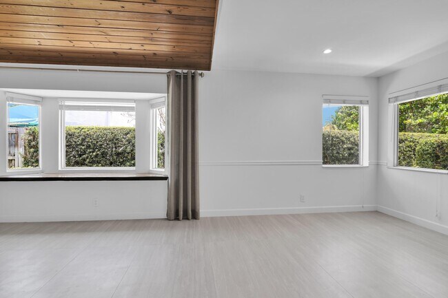 Building Photo - 908 NE 8th Ave