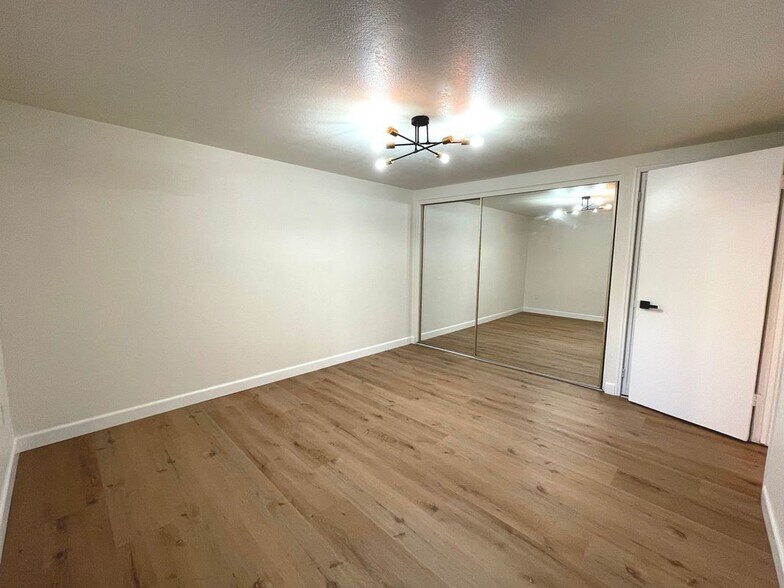 Building Photo - 3141 Hillview Dr N