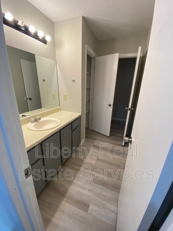 Building Photo - 105 Maid Marian Ct