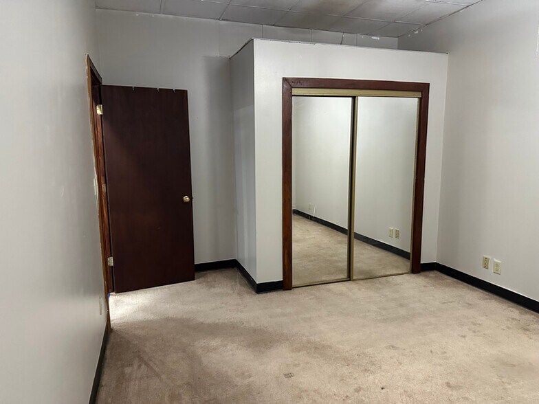 Building Photo - 456-458 Main St