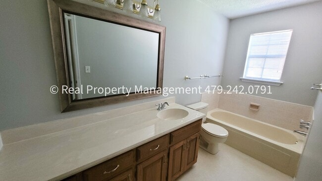 Building Photo - 106 Oak St