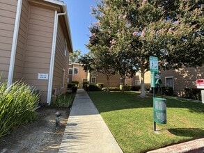 Building Photo - MOVE IN READY Updated La Habra condo